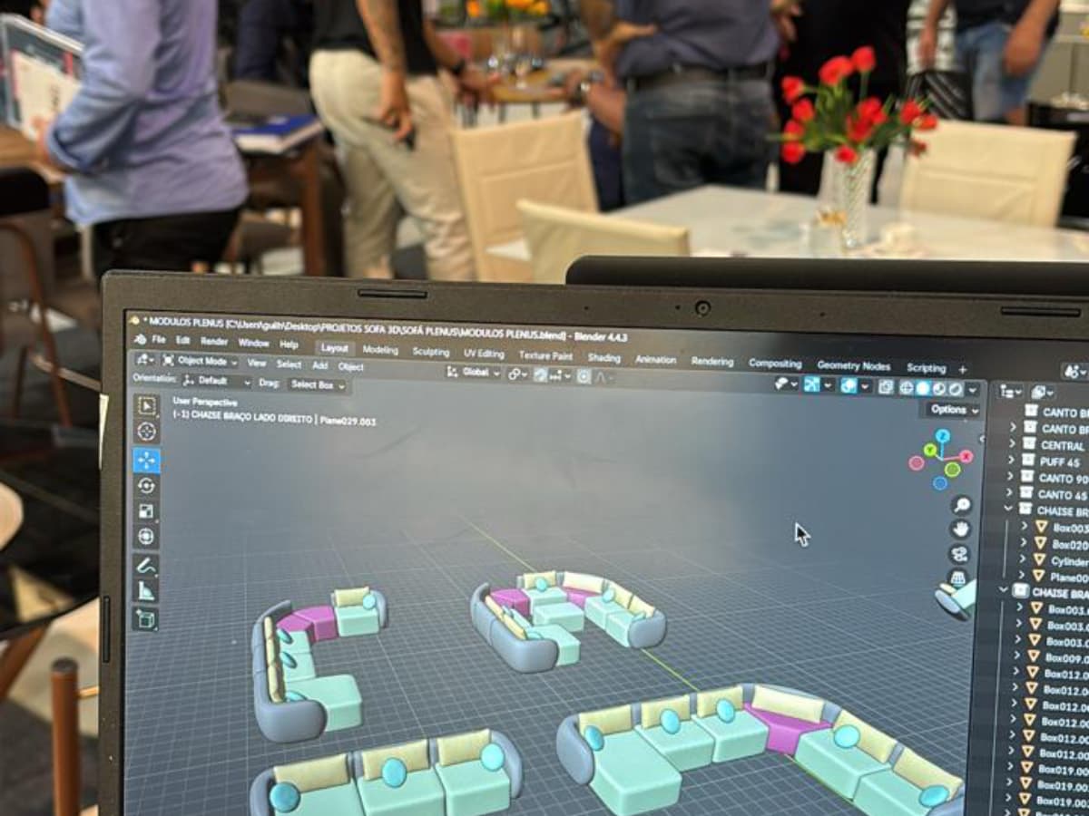 Notebook com os blocos 3D dos produtos aberto sobre a mesa do estande