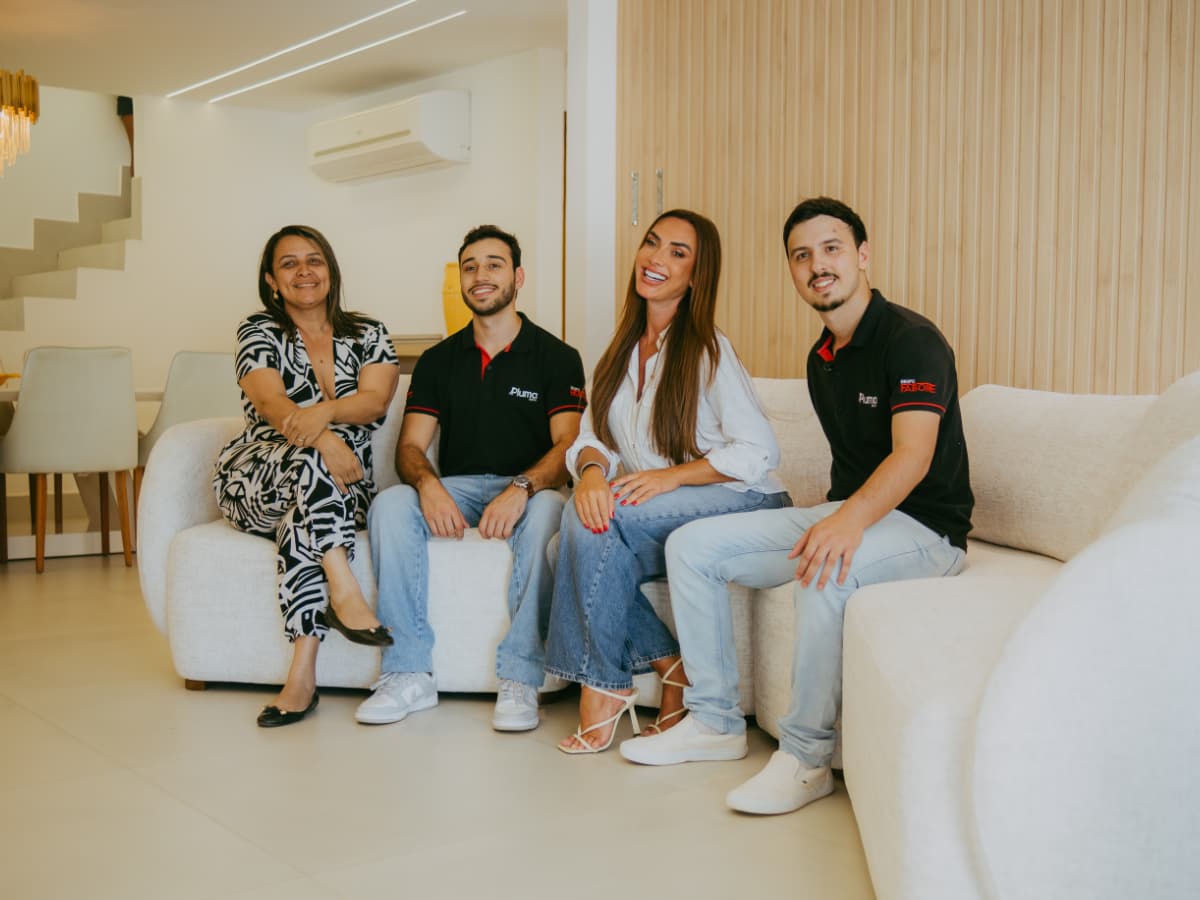 As quatro pessoas envolvidas no projeto sentadas em um dos estofados
