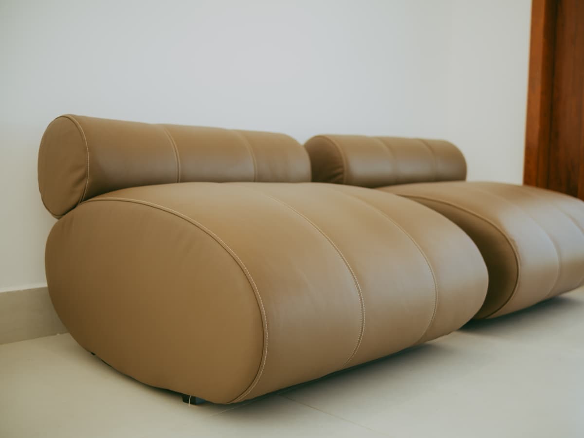 Duas poltronas Conquista lado a lado em ambiente claro